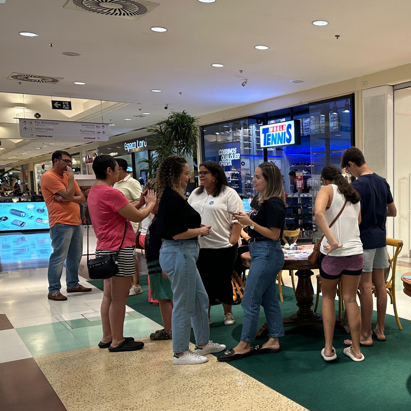 Visitantes de shopping de Aracaju recebem orientações sobre autismo