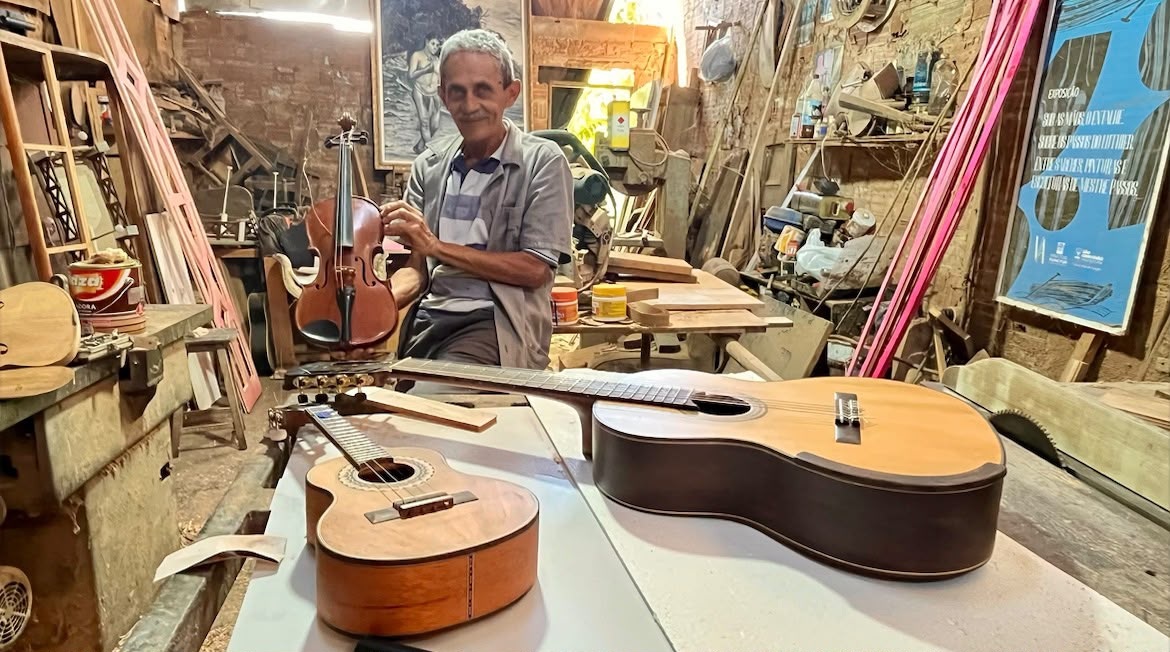 Mestre Passos e os instrumentos que fabrica. Foto: Andréa Moura