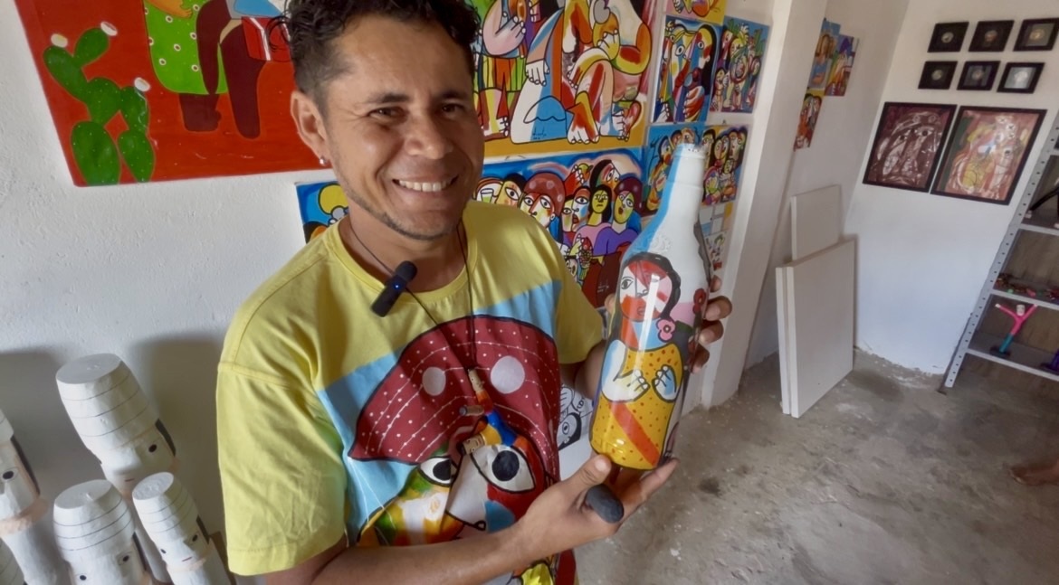 Garrafas não são cortadas para receber pintura interna. Foto: Andréa Moura