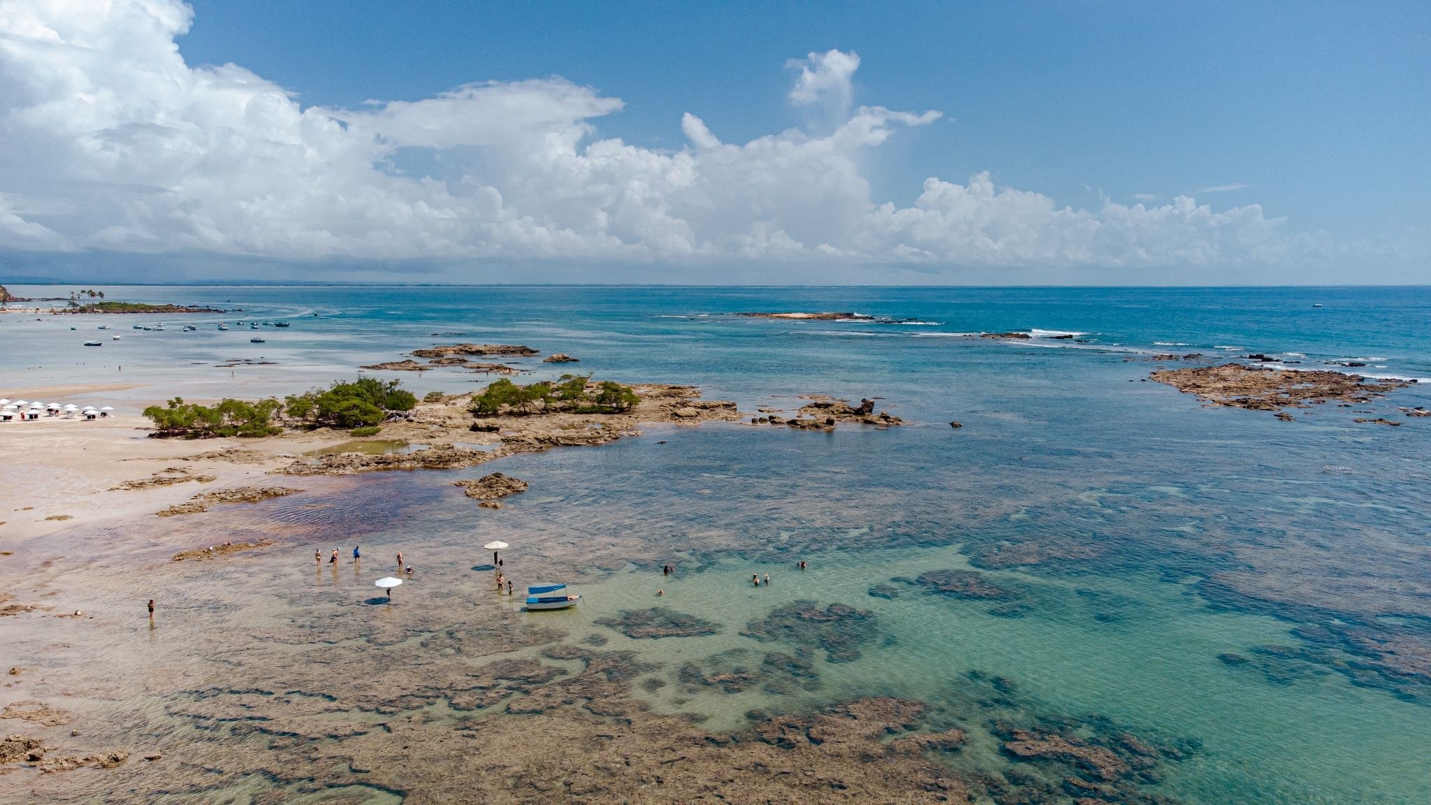 Entre piscinas naturais e &aacute;guas cristalinas, a Quarta Praia revela um dos cen&aacute;rios mais tranquilos e preservados de Morro de S&atilde;o Paulo. Foto Alexi Lemoni