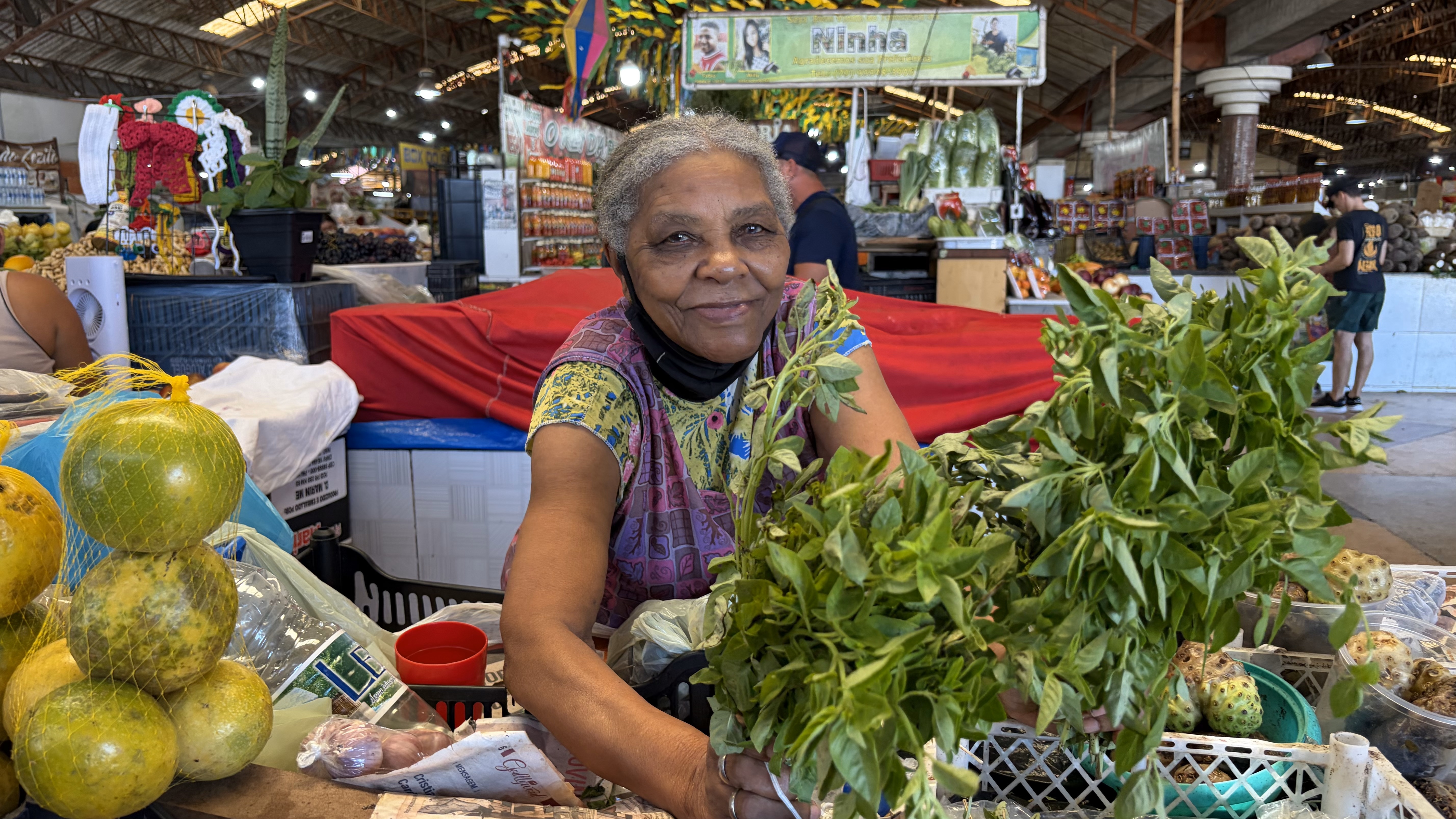 Dona Cacilda tem 86 anos e diariamente comercializa no mercado central de Aracaju